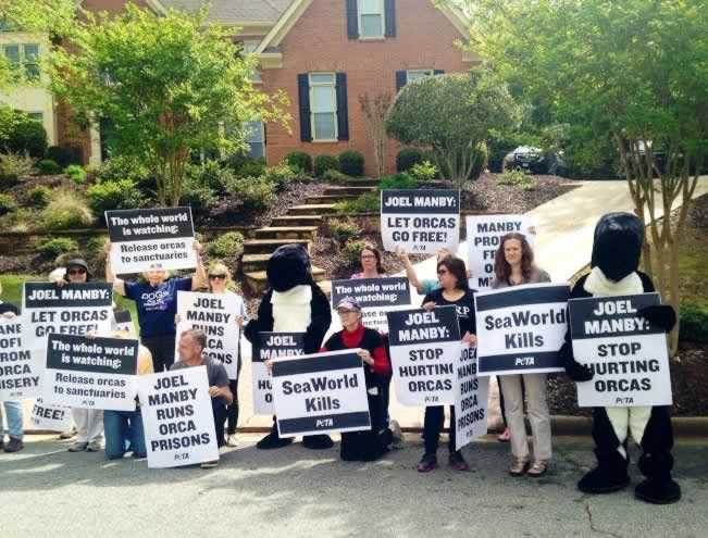 SeaWorld Protesters at CEO Joel Manby's Home